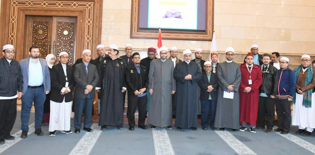 IMG 20251220 WA0036 جامعة الأزهر رئيس جامعة الأزهر: اللغة العربية مفتاح الفهم الصحيح للوحي الشريف وتعزيز الوسطية موقع في الجامعة