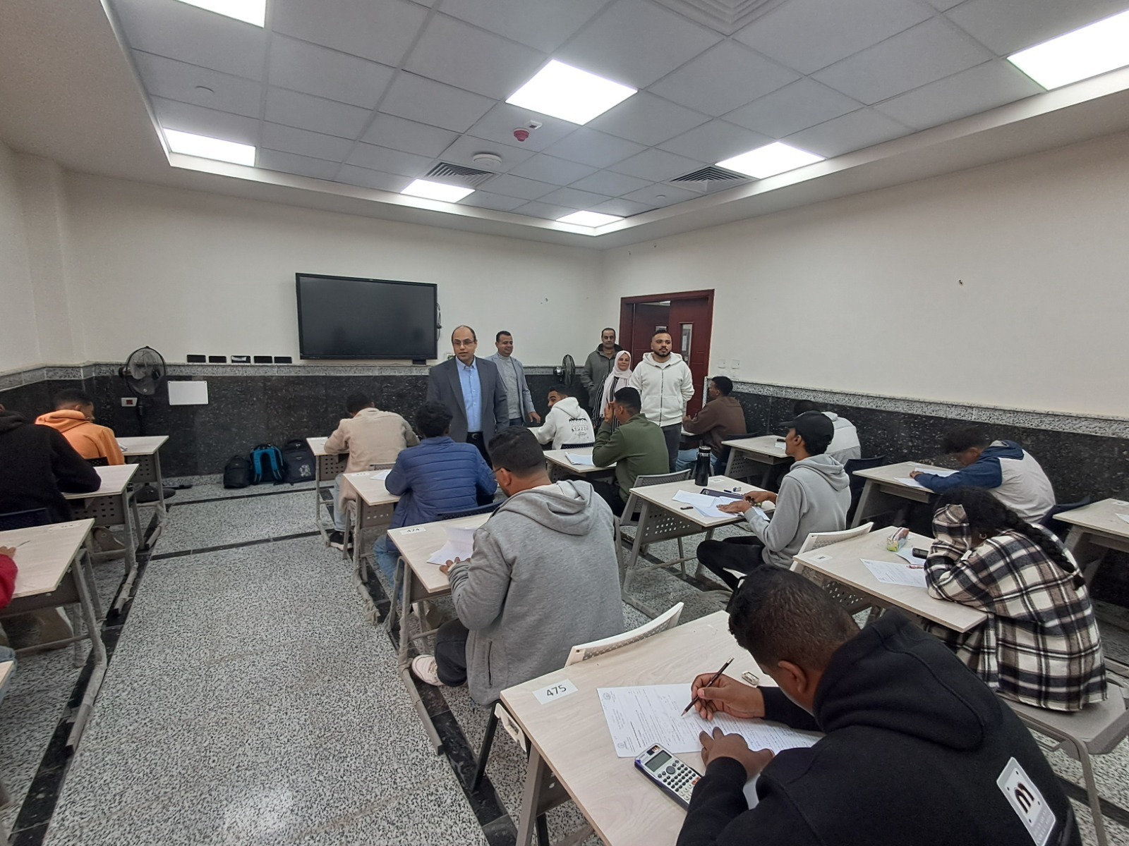 IMG 20251222 WA0022 جامعة الريادة تعلن عن وظائف شاغرة وسط إجراءات مشددة.. انتظام امتحانات الحاسبات والذكاء الاصطناعي والتمريض بجامعة جنوب الوادي الأهلية موقع في الجامعة