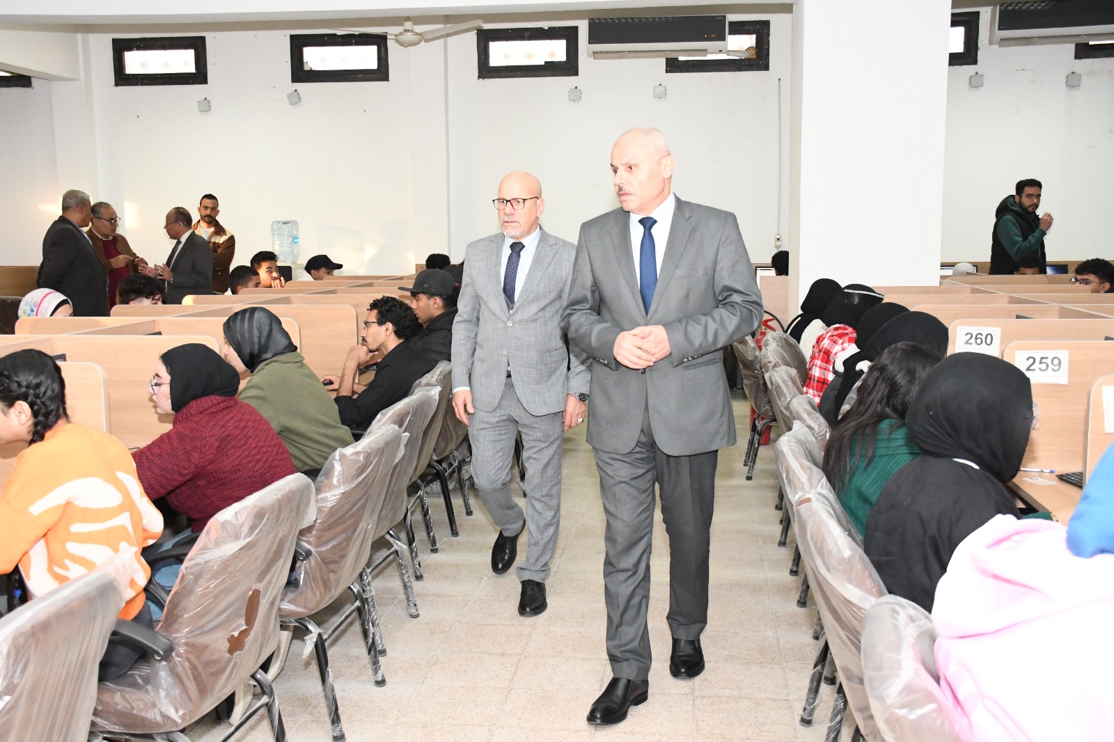 IMG 20251222 WA0062 السويس رئيس جامعة قناة السويس يتابع اختبارات 1016 طالبًا في معامل الطب البيطري موقع في الجامعة