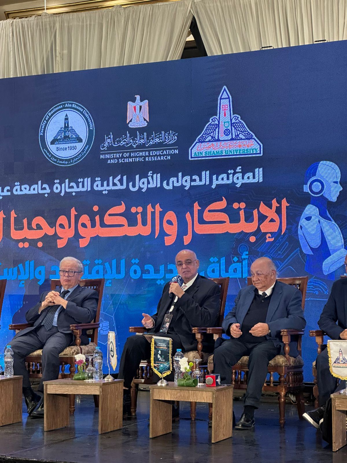 IMG 20251223 WA0134 جامعة مدينة السادات الأهلية نائب رئيس جامعة مدينة السادات الأهلية: تطوير برامج كليات التجارة وربطها بسوق العمل ضرورة عاجلة موقع في الجامعة