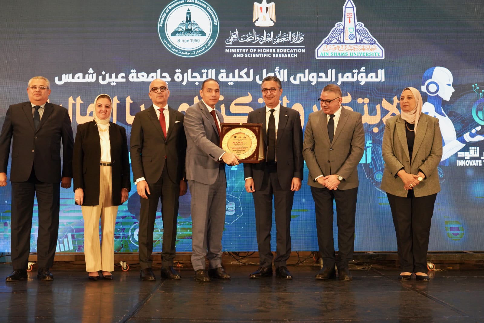 IMG 20251223 WA0176 جامعة عين شمس رئيس جامعة عين شمس: التكنولوجيا المالية هي قلب النمو الاقتصادي ومستقبل الاستثمار موقع في الجامعة