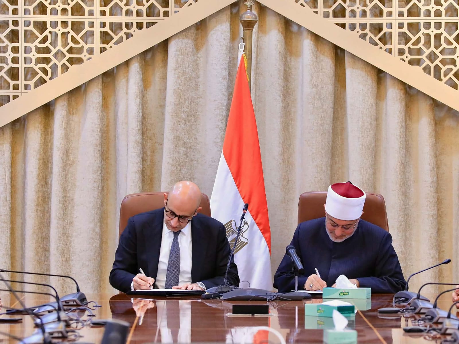 IMG 20251223 WA0185 إفتاء مذكرة تفاهم بين دار الإفتاء والتعليم لمحو الأمية الدينية وحماية الهوية الوطنية موقع في الجامعة