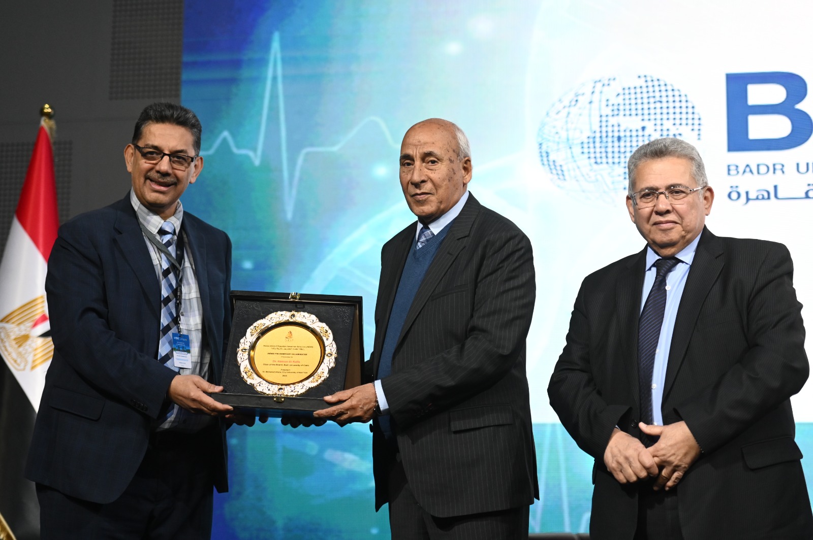 IMG 20251225 WA0037 جامعة عين شمس رئيس رابطة العلماء المصريين بأمريكا وكندا: علماء مصر في أمريكا وكندا شركاء حقيقيون في التنمية موقع في الجامعة