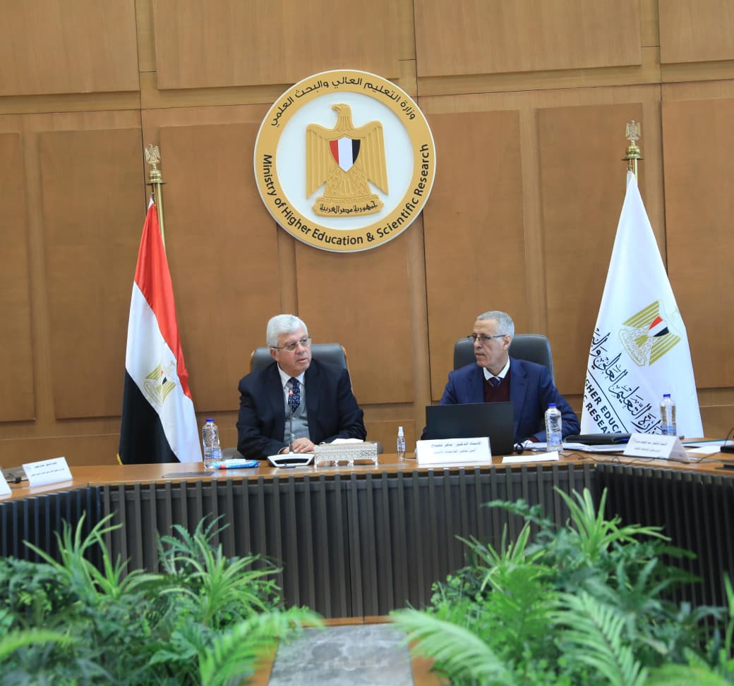 IMG 20251230 WA0008 الجامعات الأهلية وزير التعليم العالي: تعزيز الجامعات الأهلية لدعم التفوق الطلابي وبناء منظومة تعليمية مستدامة موقع في الجامعة