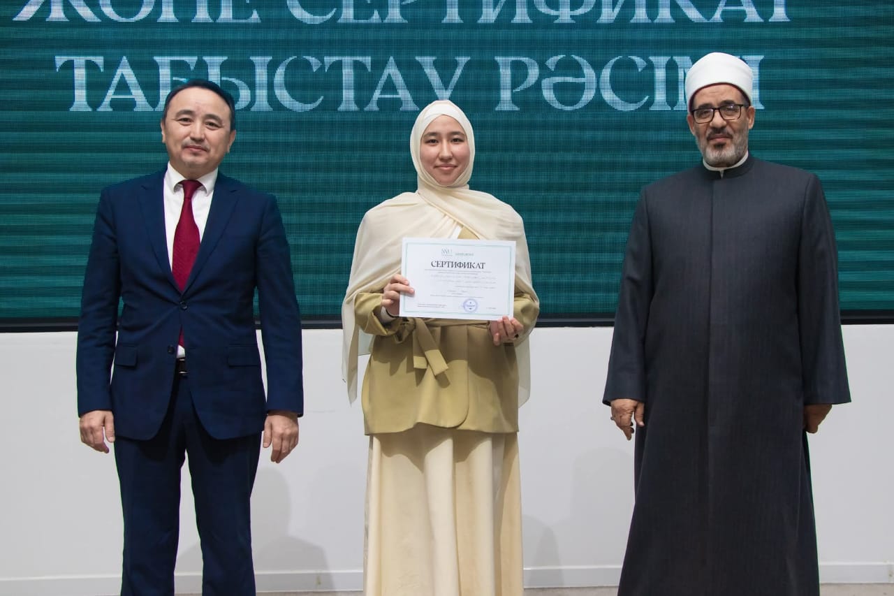 IMG 20251231 WA0005 جامعة القاهرة الجامعة المصرية بكازاخستان تحتفل بتخريج الدفعة الأولى من مركز «تراث» لخدمة العلوم الشرعية موقع في الجامعة