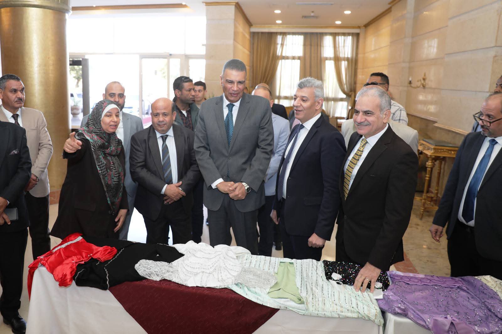 IMG 20251231 WA0098 طالبات رئيس جامعة أسوان يشهد حفل تكريم خريجي برنامج "مهارات 5 طاقات ملهمة" ببنبان موقع في الجامعة