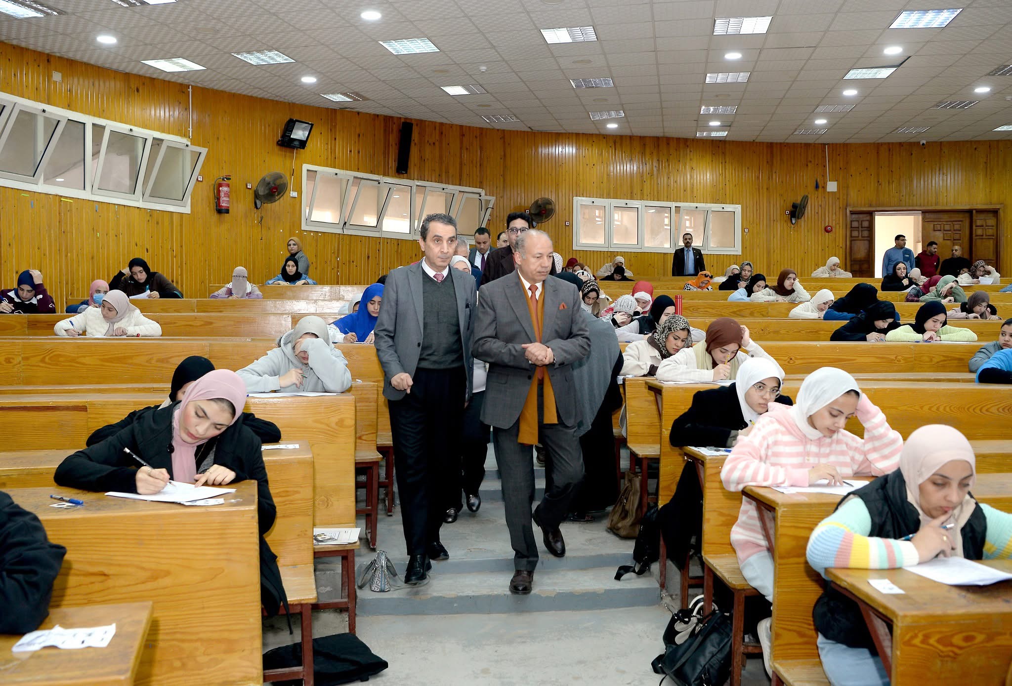 IMG 0070 المنصورة رئيس جامعة المنصورة يتفقد سير امتحانات الفصل الدراسي الأول بكليتي الآداب والتربية النوعية موقع في الجامعة