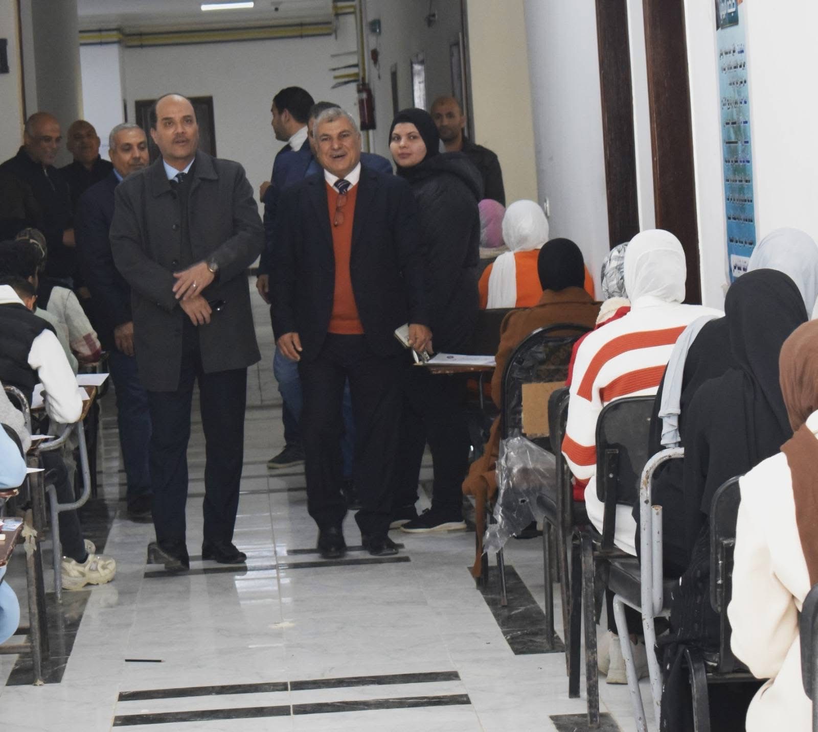 IMG 0087 نماذج رئيس جامعة العريش يتابع امتحانات الفصل الدراسي الأول ويشيد بانضباط اللجان موقع في الجامعة