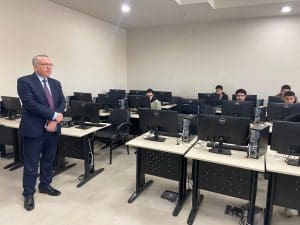IMG 0094 العربية رئيس الجامعة العربية المفتوحة بمصر يتفقد سير الامتحانات النهائية بكليات الجامعة موقع في الجامعة