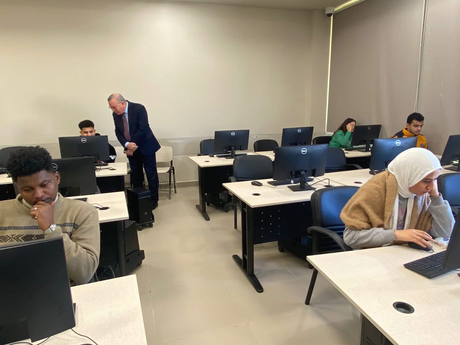 IMG 0095 العربية رئيس الجامعة العربية المفتوحة بمصر يتفقد سير الامتحانات النهائية بكليات الجامعة موقع في الجامعة