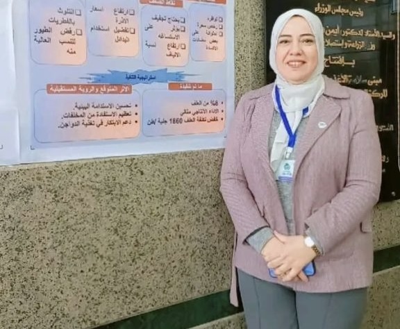 IMG 0108 معرض مبادرة "في الجامعة" البحثية.. تكريم الدكتورة أميرة محمود رفاعي لحصولها على المركز الثاني في مسابقة مؤتمر الاستدامة موقع في الجامعة