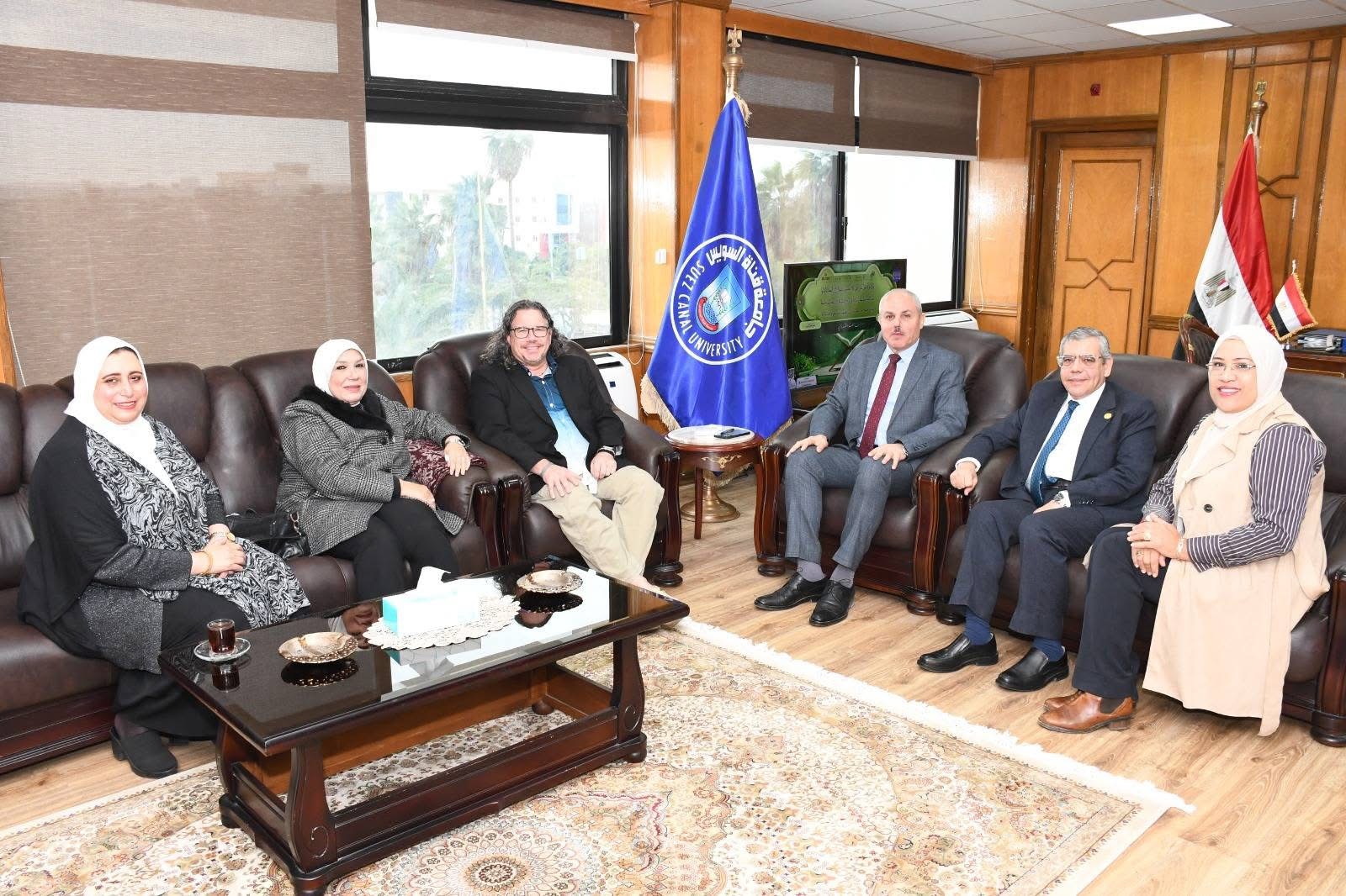 IMG 0152 السويس جامعة قناة السويس تستقبل خبير فولبرايت الأمريكي لدعم منظومة الإرشاد النفسي والصحة النفسية موقع في الجامعة