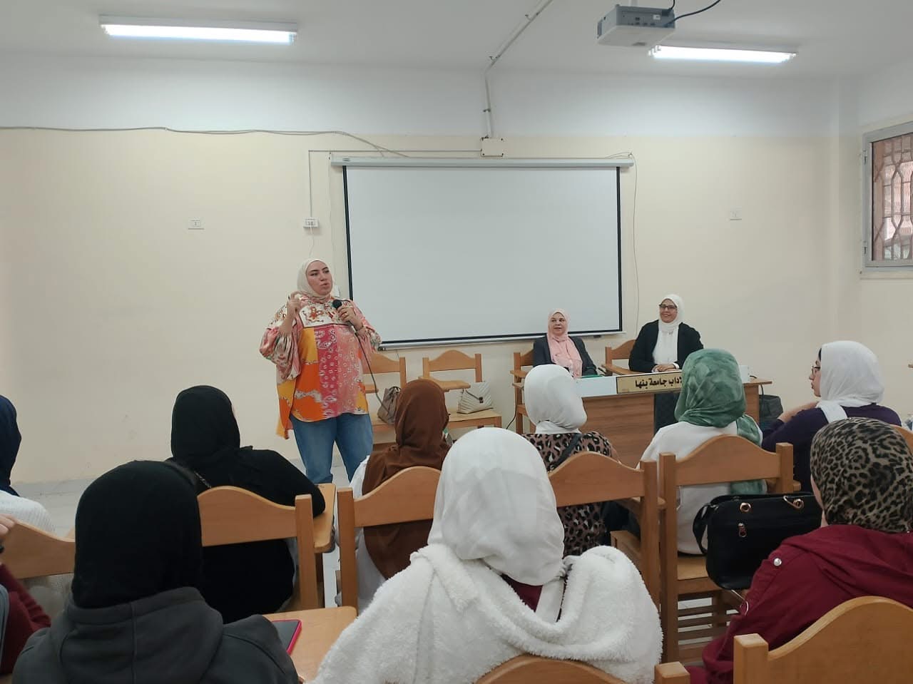 IMG 6487 بنها آداب بنها تنظم ندوة "الطالبة القدوة" لتعزيز الوعي الرقمي والسلوك الراقي موقع في الجامعة