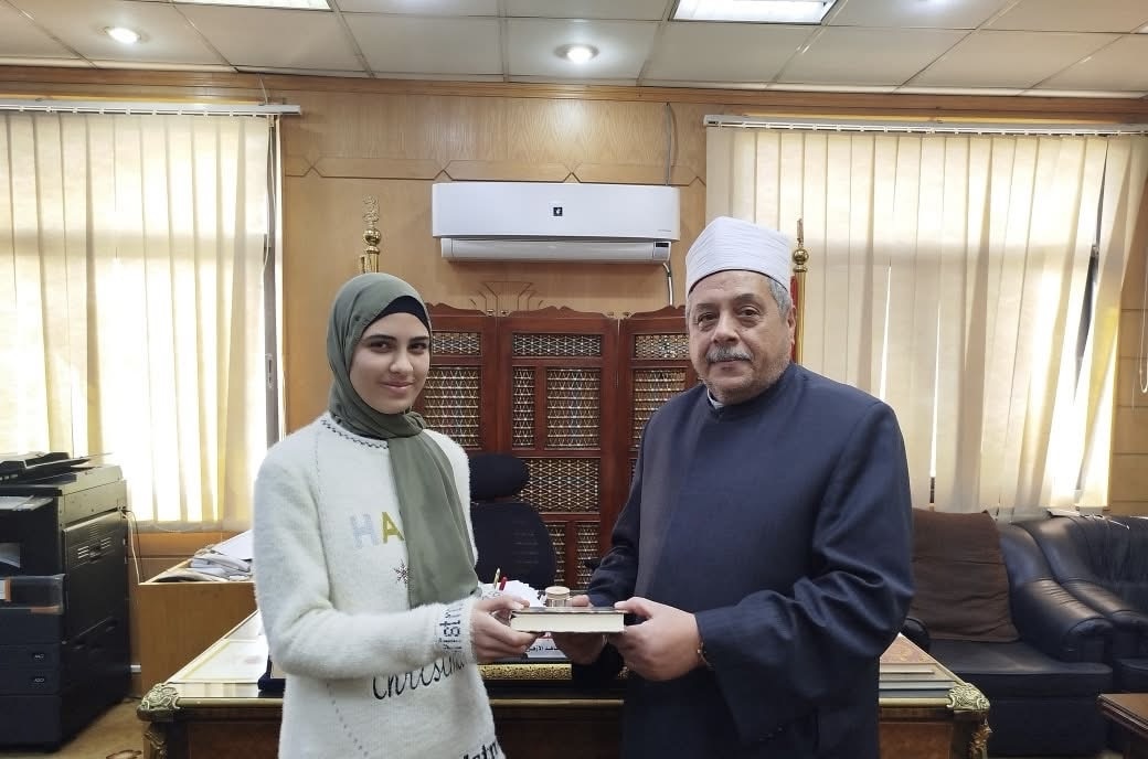 IMG 6761 اعتماد نتيجة الثانوية الأزهرية لمعاهد فلسطين 2026 رئيس قطاع المعاهد الأزهرية يكرم الطالبة بسملة عتريس لتفوقها الدراسي والعلمي موقع في الجامعة