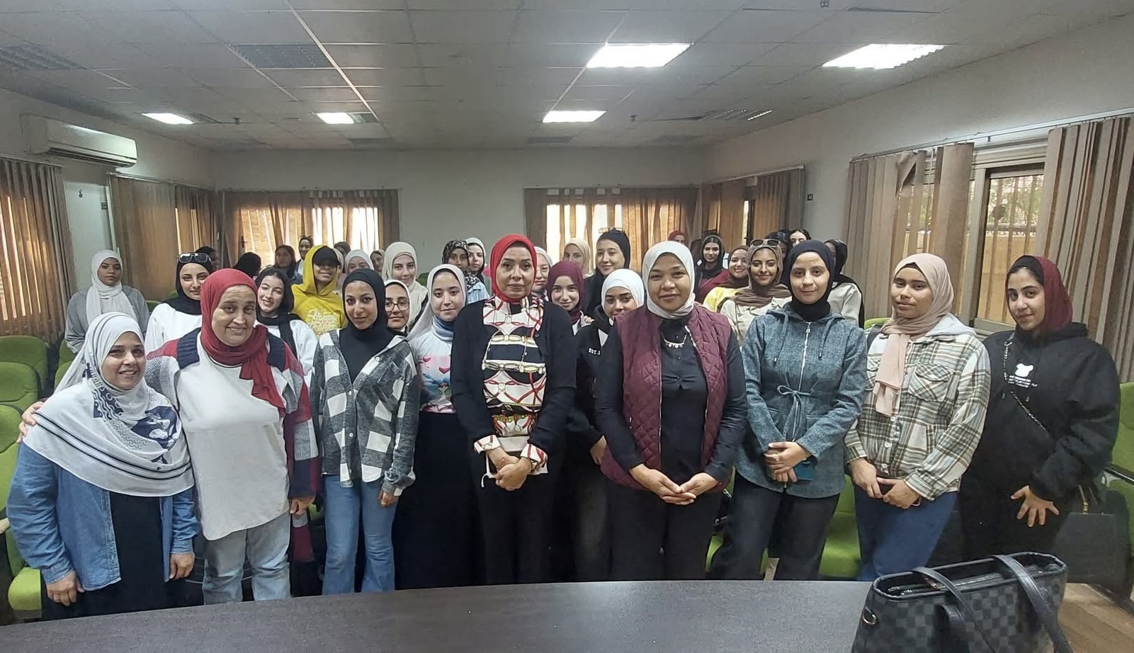 IMG 7177 إنجاز جديد لجامعة الإسكندرية جامعة الإسكندرية ترفع وعي طالباتها الصحي والمجتمعي عبر سلسلة ندوات وورش تفاعلية موقع في الجامعة