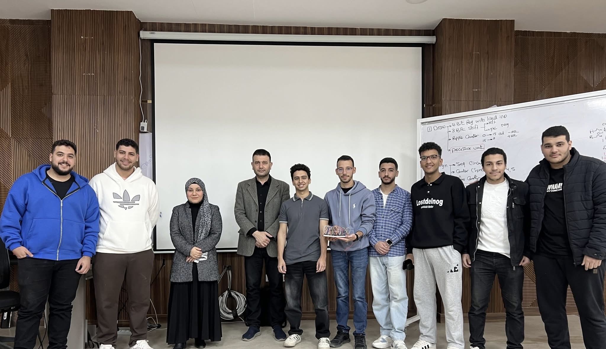 IMG 7337 جامعة القاهرة الأهلية هندسة المنصورة الأهلية تنظّم يومًا علميًا لمقرر معمار الحاسب لتعزيز المهارات التطبيقية للطلاب موقع في الجامعة