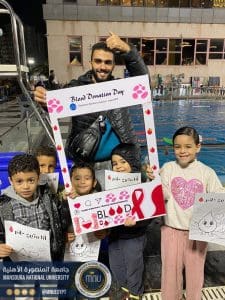IMG 7440 الصيدلة طلاب كلية الصيدلة بالمنصورة الأهلية يطلقون حملة توعية لإنقاذ الأرواح بالتبرع بالدم موقع في الجامعة