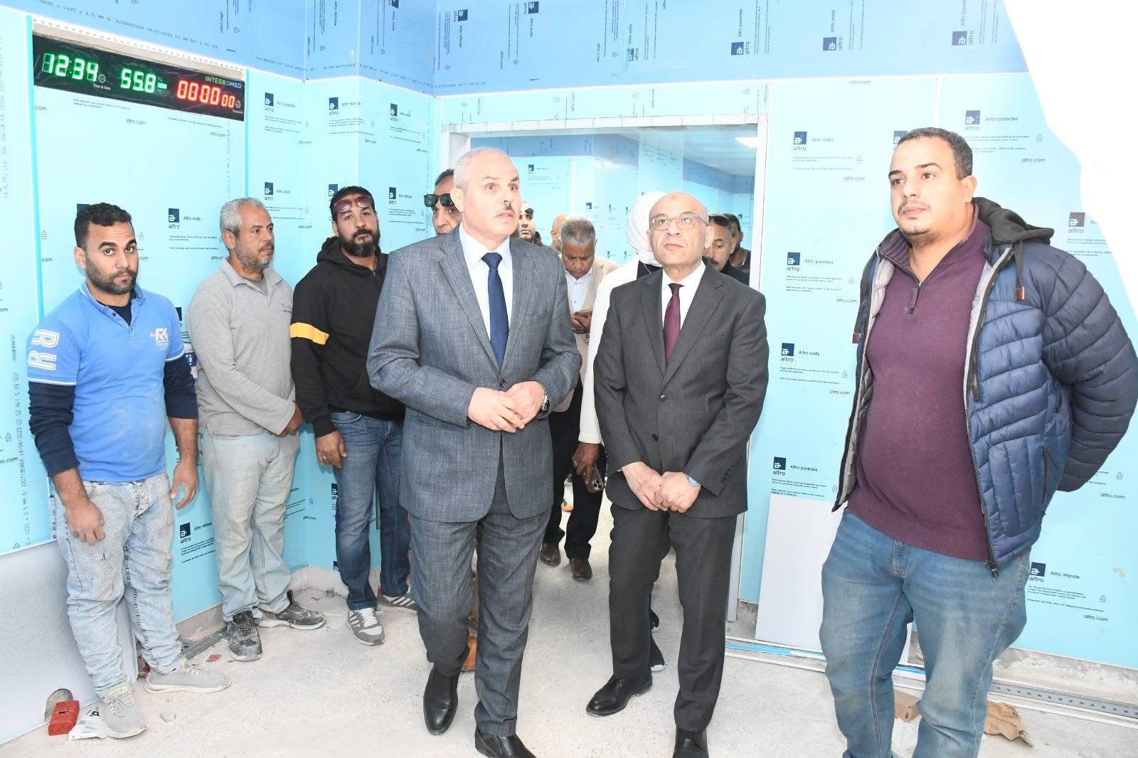 IMG 7456 السويس رئيس جامعة قناة السويس يتفقد أعمال التطوير الشاملة بوحدة الطوارئ بالمستشفى الجامعي موقع في الجامعة