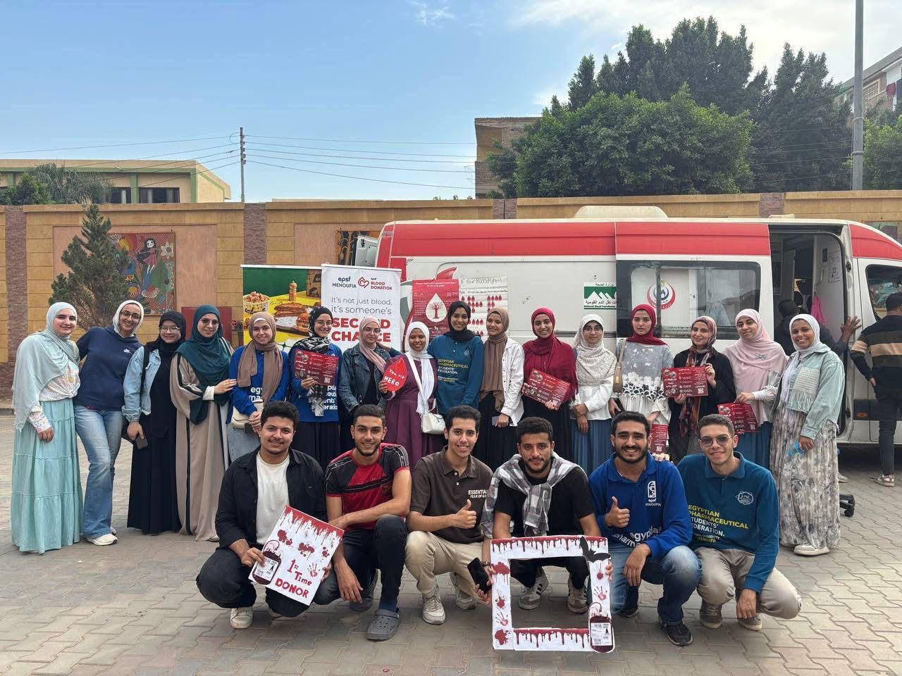 IMG 7695 صيدلة طلاب صيدلة المنوفية يواصلون مسيرة العطاء عبر أكبر حملة توعية بالتبرع بالدم موقع في الجامعة