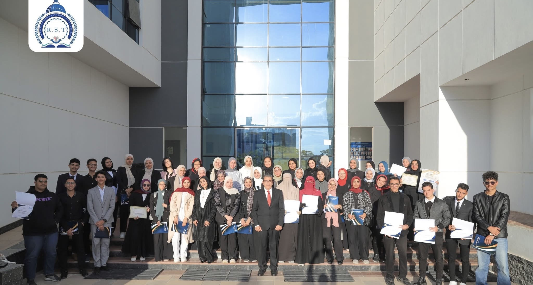 IMG 7874 جامعة الريادة جامعة الريادة للعلوم والتكنولوجيا تحتفي بأوائل طب الفم والأسنان موقع في الجامعة