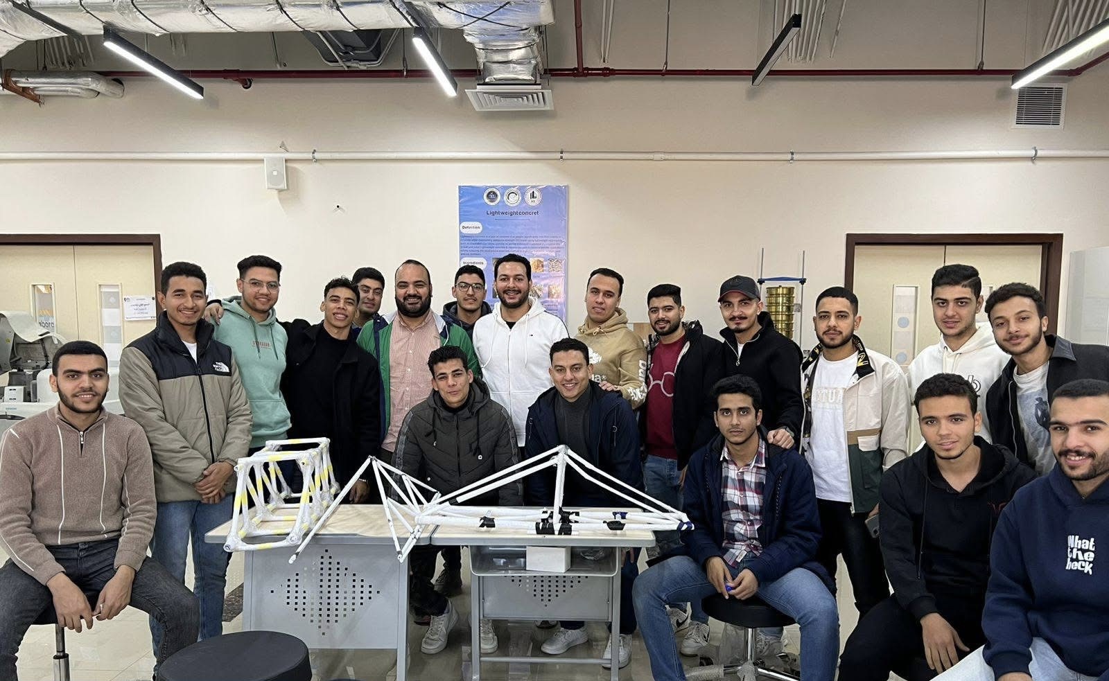 IMG 7899 تصميم «تحدي تصميم الجسور من الورق» في اليوم العلمي بهندسة المنصورة الأهلية موقع في الجامعة