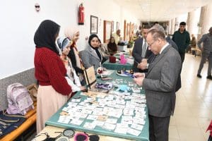 جامعة قناة السويس تدعم الإبداع الطلابي من خلال معرض سنوي لكلية الألسن 2 IMG 7933 السويس جامعة قناة السويس تدعم الإبداع الطلابي من خلال معرض سنوي لكلية الألسن موقع في الجامعة