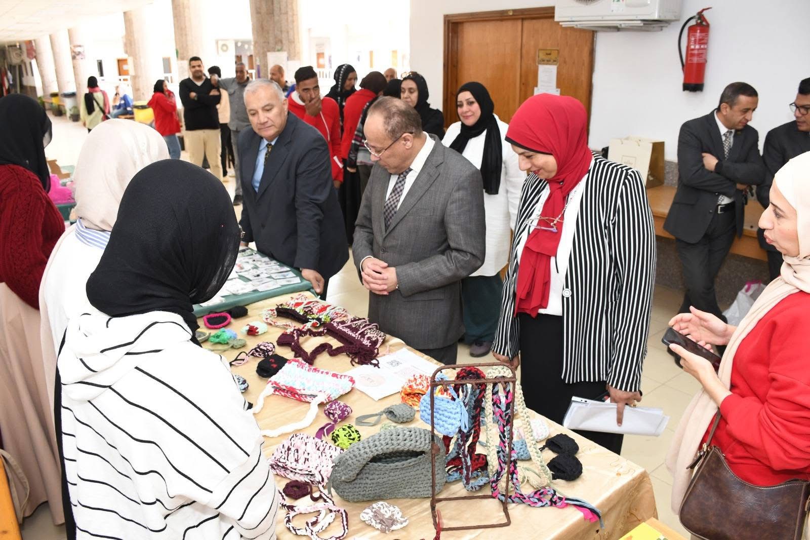 IMG 7934 السويس جامعة قناة السويس تدعم الإبداع الطلابي من خلال معرض سنوي لكلية الألسن موقع في الجامعة