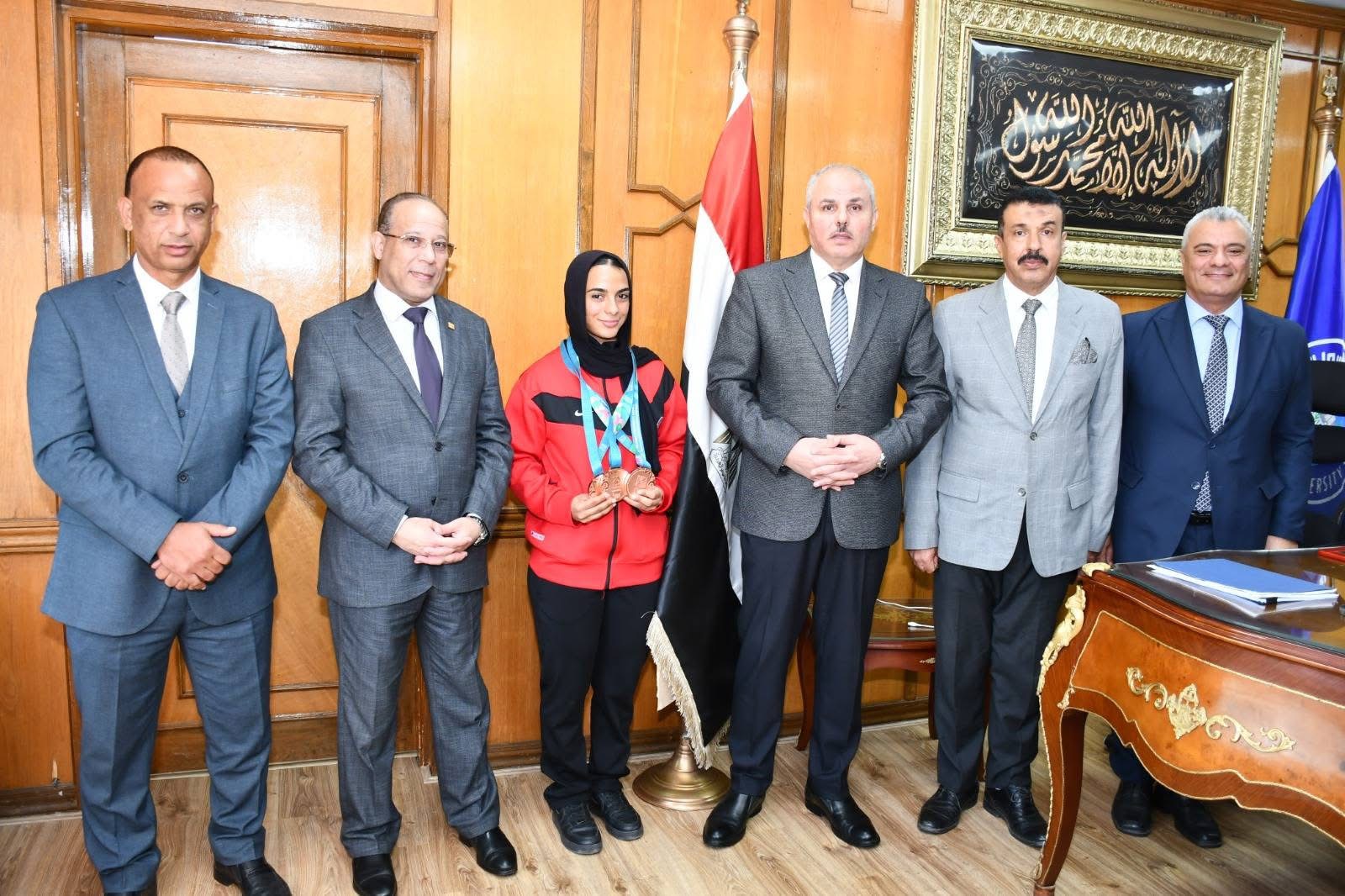 IMG 7974 السويس رئيس جامعة قناة السويس يستقبل بطلة رفع الأثقال نورا عصام حلمي ويُشيد بإنجازاتها القارية والدولية موقع في الجامعة