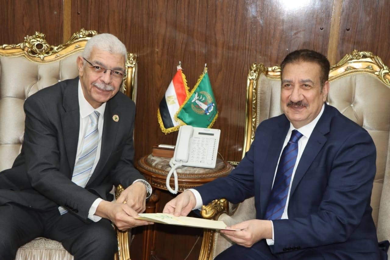 IMG 7988 المنوفية رئيس جامعة المنوفية يسلم دعوة احتفال عيد الجامعة الـ49 لمحافظ المنوفية موقع في الجامعة