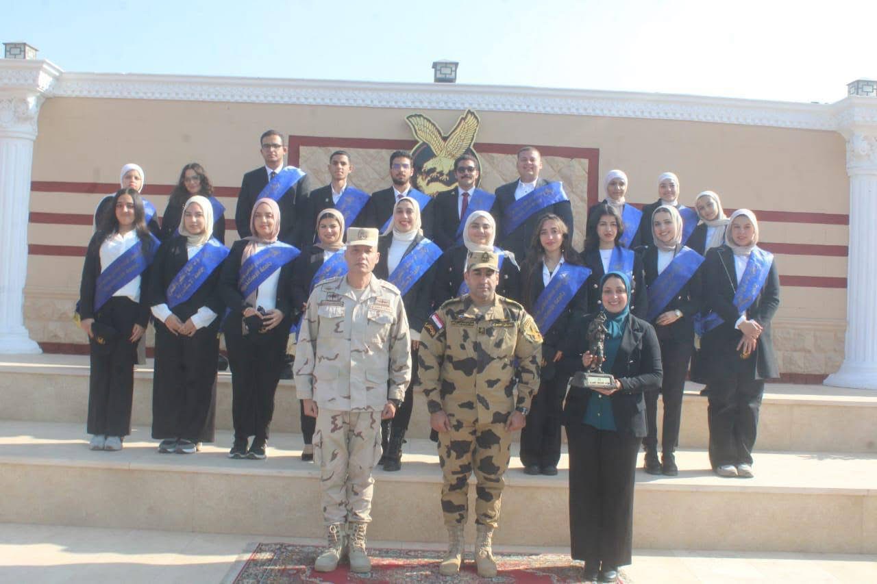 IMG 8045 تعاون بين القوات المسلحة والتضامن وجامعة القاهرة جامعة الإسكندرية تنظم زيارة لطلابها لتعريفهم بمعدات وتدريبات قوات الصاعقة موقع في الجامعة