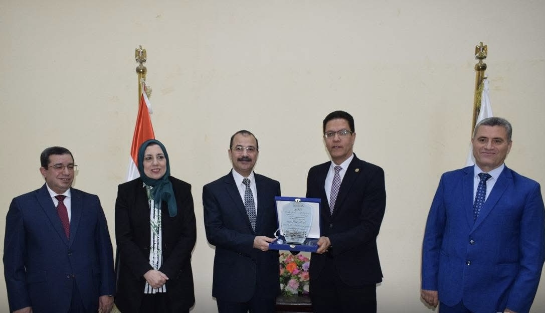 IMG 8233 بنها حقوق بنها تنظم «يوم الوفاء» لتكريم رموزها العلمية موقع في الجامعة