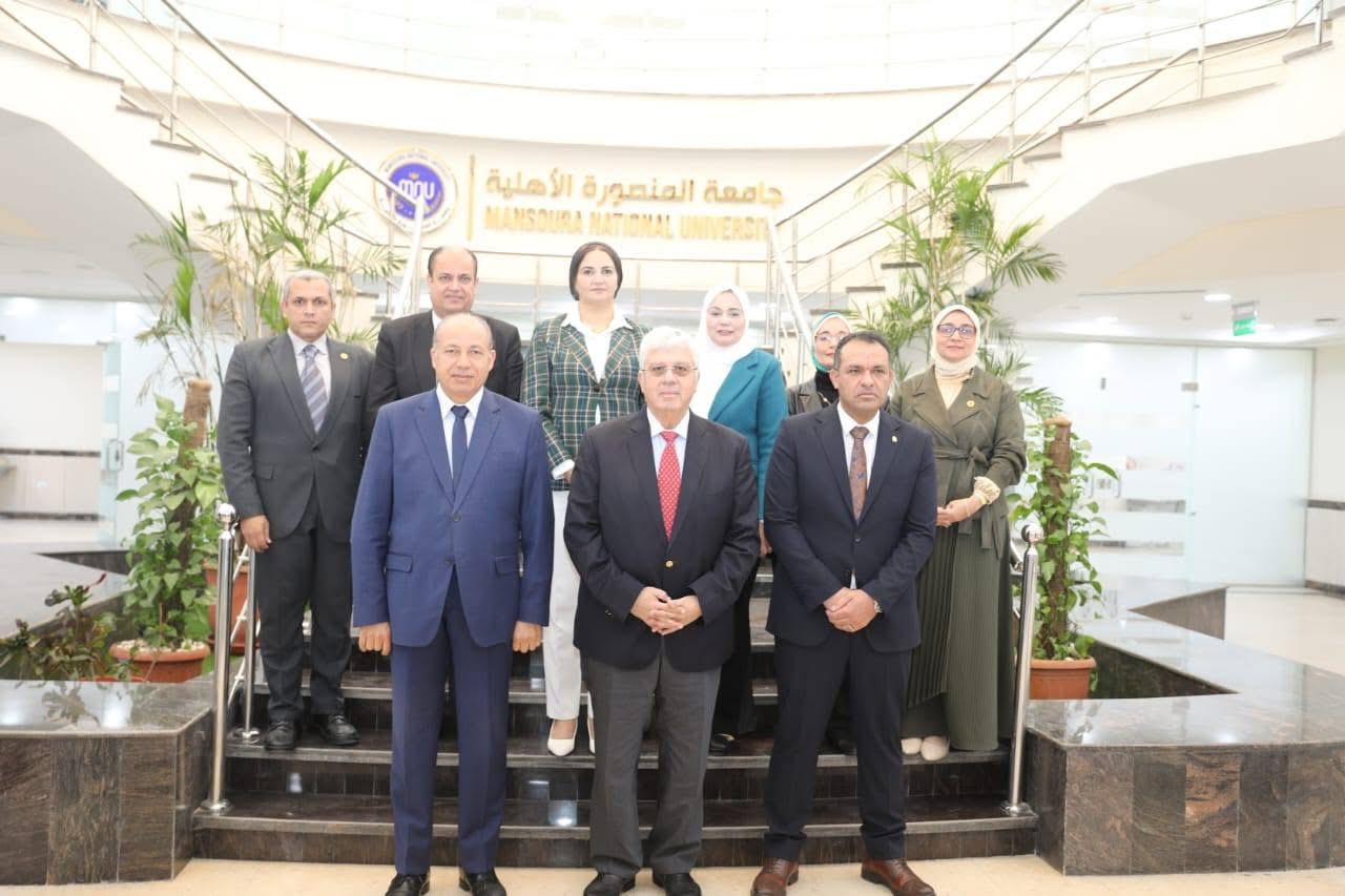 IMG 8789 الأوراق وزير التعليم العالي: "ندعم الجامعات الأهلية لتكون على مستوى عالمي وتواكب احتياجات سوق العمل" موقع في الجامعة