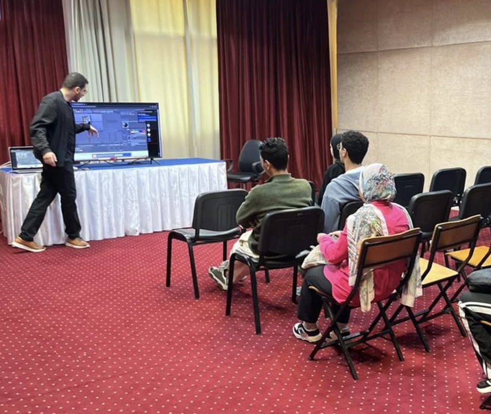 IMG 8971 الإعلام كلية الإعلام بجامعة فاروس تنظم ندوة حول إعداد البورتفوليو لتعزيز جاهزية الطلاب لسوق العمل الرقمي موقع في الجامعة