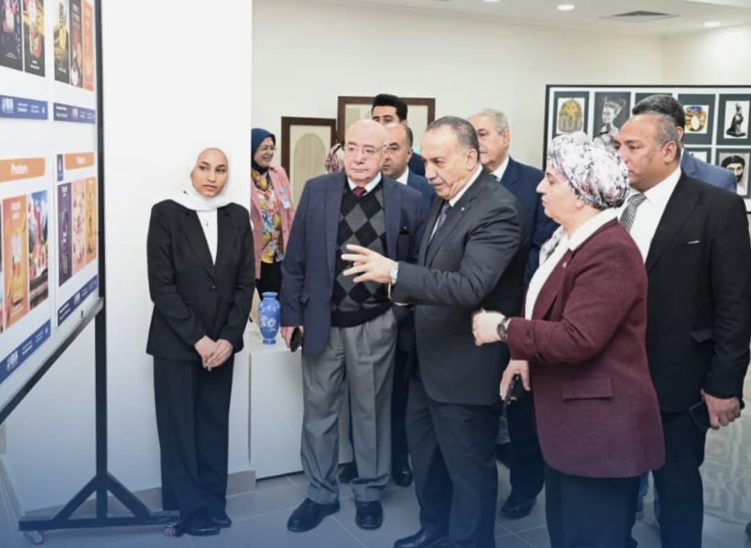 IMG 9043 الجامعة المصرية الروسية معرض فني بجامعة بدر بأسيوط يبرز مواهب طلاب الفنون التطبيقية موقع في الجامعة