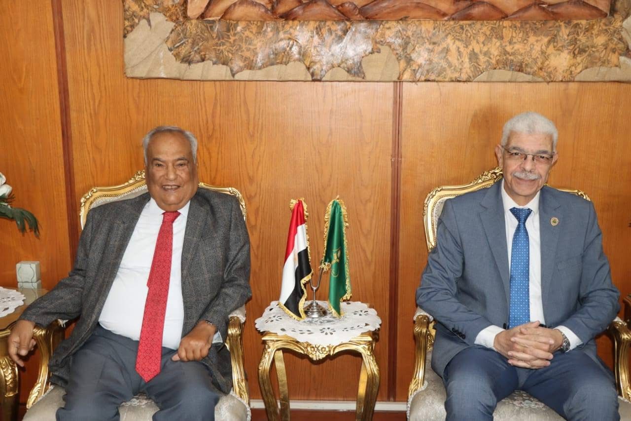 IMG 9057 باحثة تستعد لمناقشة رسالة الدكتوراه رئيس جامعة المنوفية يستقبل الدكتور محمد أنس جعفر قبل مشاركته في مناقشة رسالة دكتوراة بكلية الحقوق موقع في الجامعة