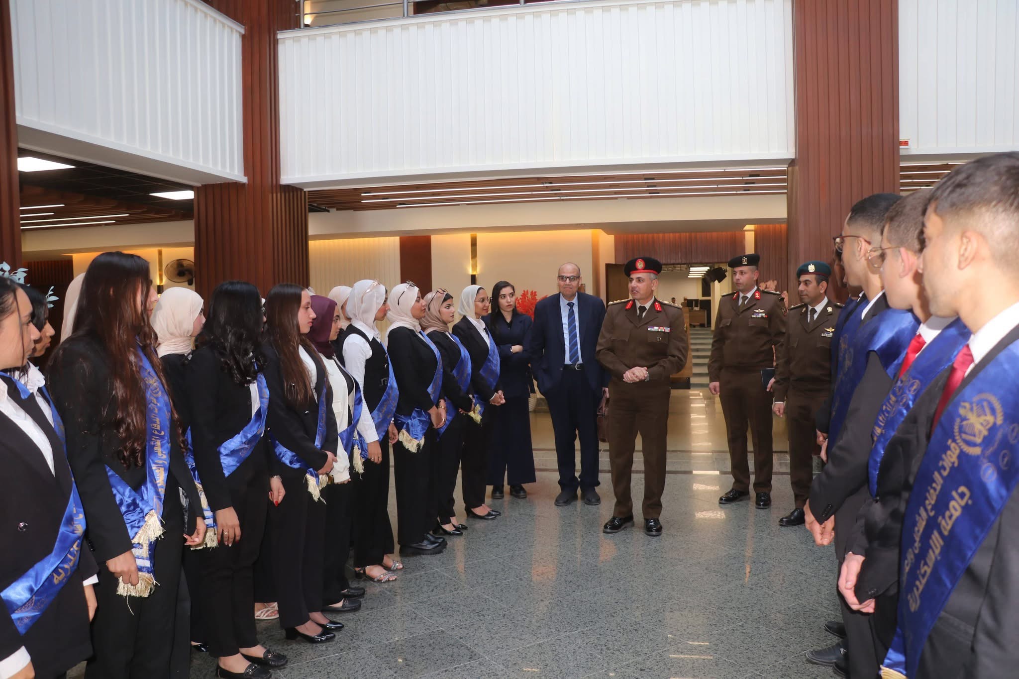 IMG 9073 تعاون بين القوات المسلحة والتضامن وجامعة القاهرة طلاب جامعة الإسكندرية يزورون الأكاديمية العسكرية لتعزيز الوعي الوطني والتعرف على نظم التأهيل المتكامل موقع في الجامعة
