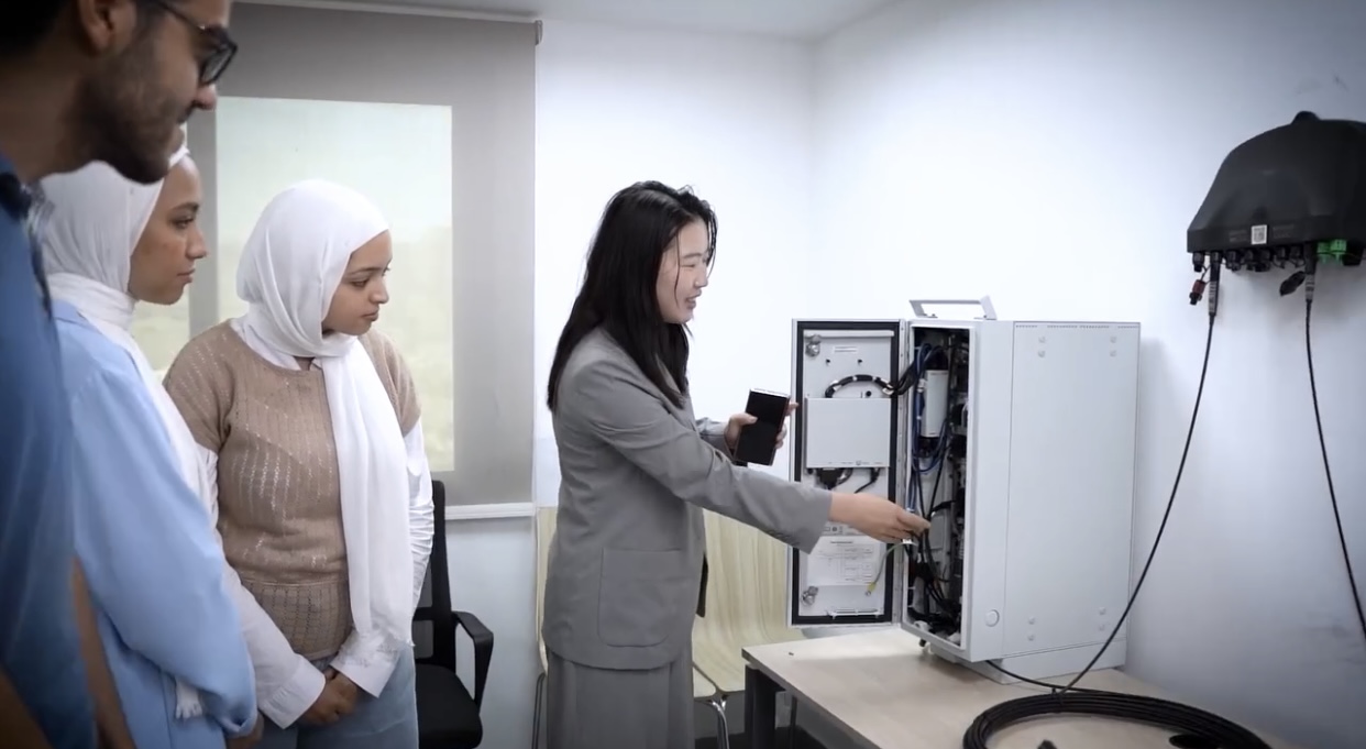 IMG 9119 معامل افتتاح معامل ألياف ضوئية بالمعهد القومي للاتصالات بالشراكة مع هواوي لتدريب الكوادر الشابة موقع في الجامعة