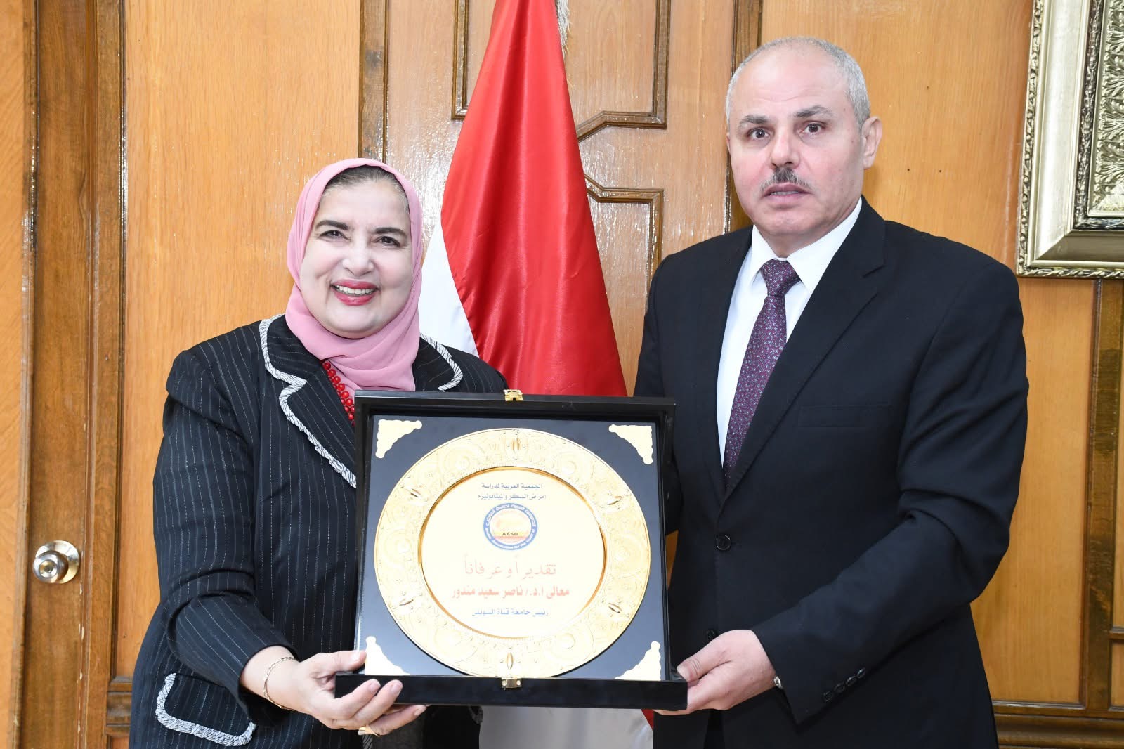 IMG 9301 السويس جامعة قناة السويس تتلقى درع الجمعية العربية لدراسة أمراض السكر والميتابوليزم موقع في الجامعة