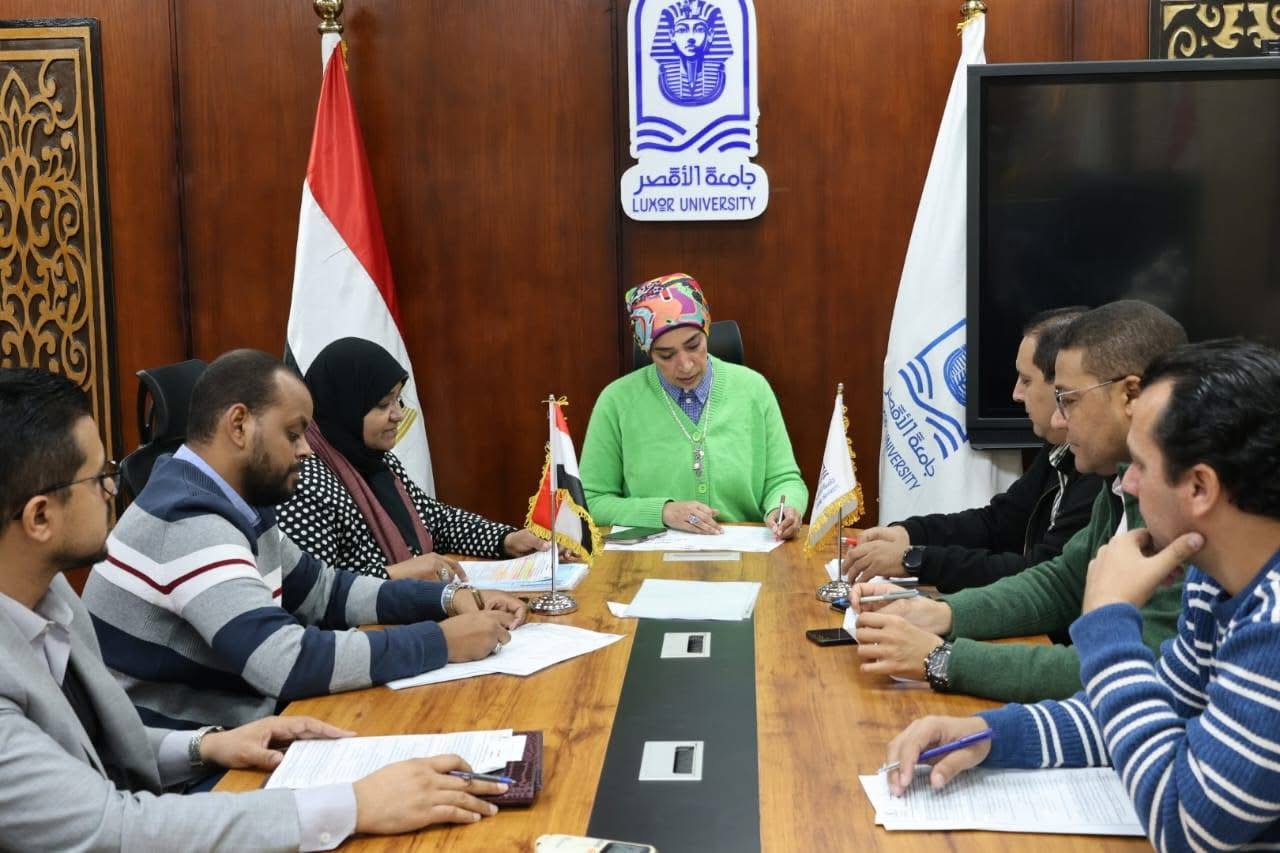 IMG 9539 مجلس جامعة الأقصر جامعة الأقصر تعتمد مواعيد امتحانات برامج التعليم المدمج وتبحث تطوير العملية التعليمية الرقمية موقع في الجامعة