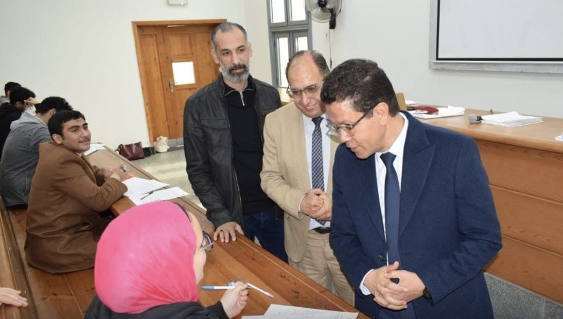 IMG 9603 جامعة بنها تعتمد لائحة المنح الدراسية رئيس جامعة بنها يتفقد سير امتحانات كلية الحقوق بفرع العبور ويشدد على سرعة التصحيح وإعلان النتائج موقع في الجامعة