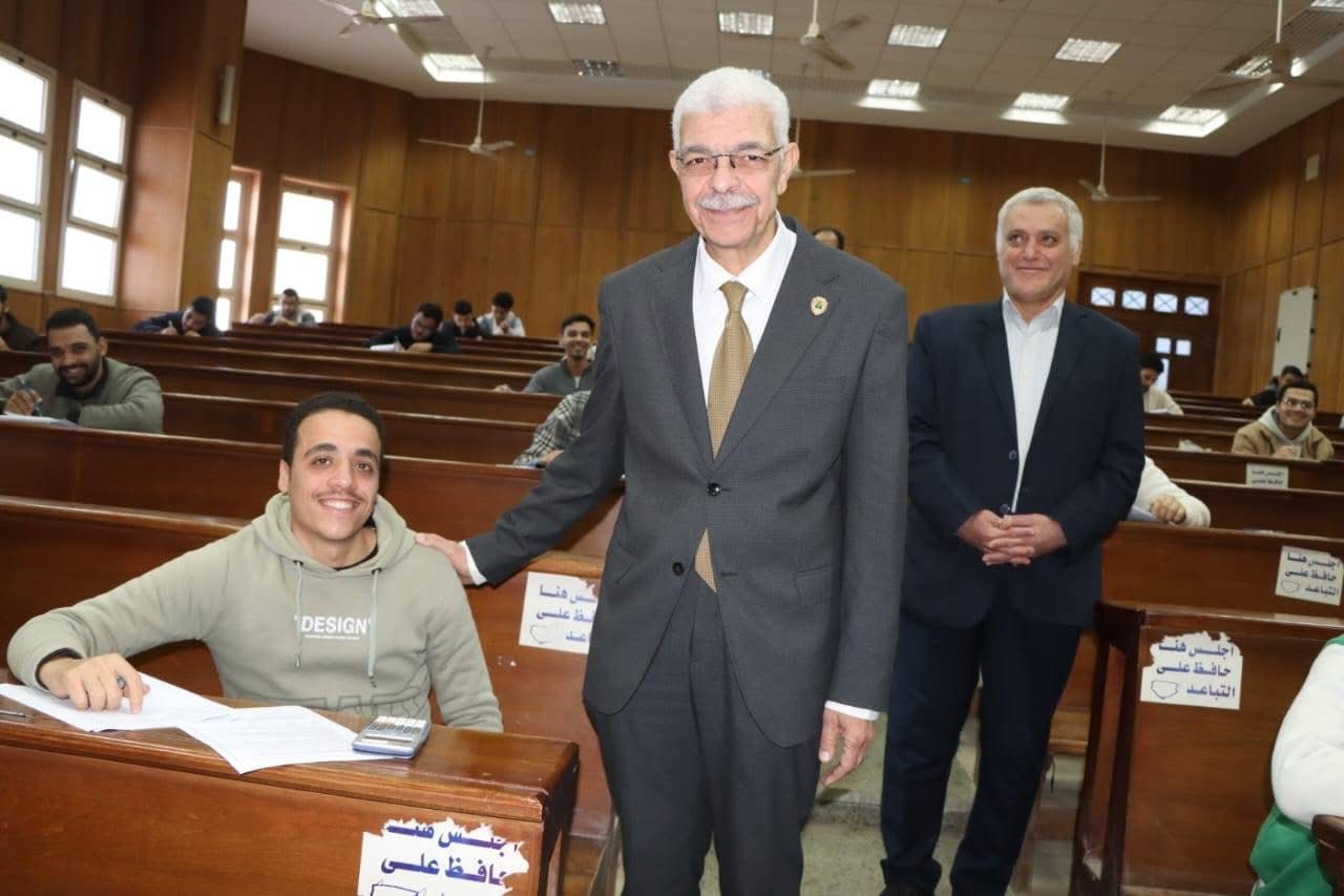 IMG 9948 حاسبات رئيس جامعة المنوفية يتفقد امتحانات الفصل الدراسي الأول بكلية الحاسبات والمعلومات 2025/2026 موقع في الجامعة