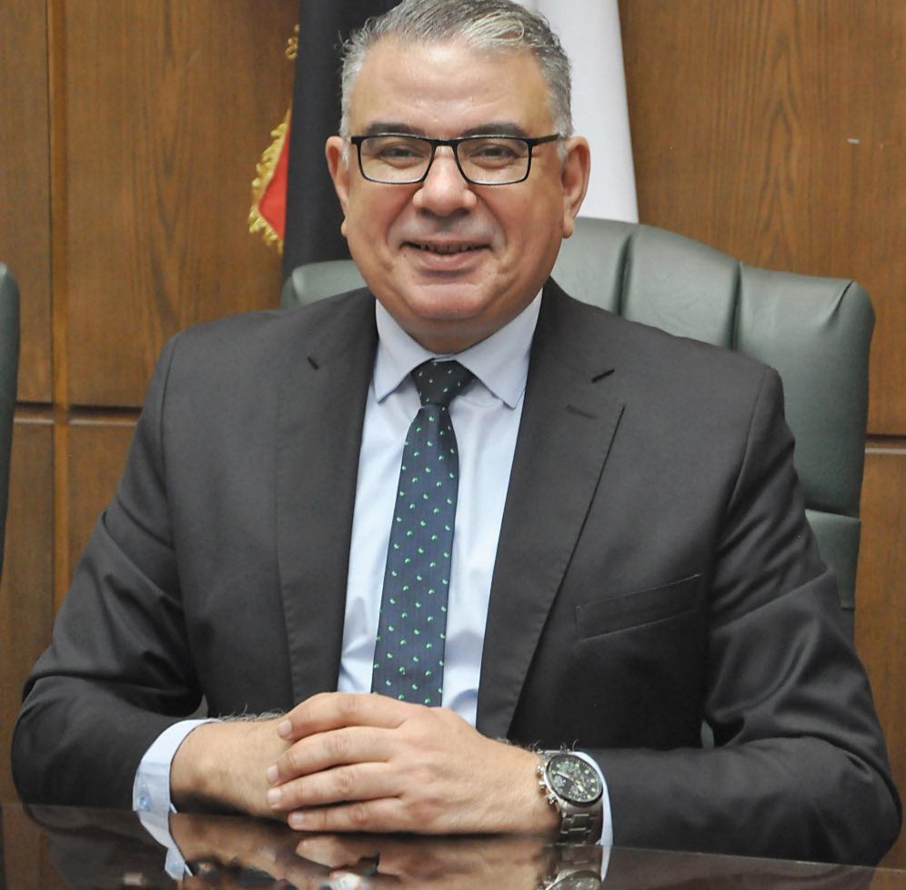 IMG ٢٠٢٥١٢١٩ ٢٠١٩١٤ تجارة عين شمس تُهدي درع الكلية للدكتور حسين عيسى عميد تجارة عين شمس لـ "في الجامعة": جاهزون لامتحانات 60 ألف طالب بآليات متطورة موقع في الجامعة
