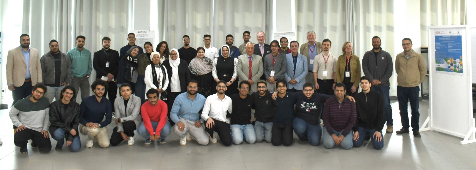 WhatsApp Image 2025 12 28 at 11.38.20 AM الجامعة الألمانية الجامعة الألمانية بالقاهرة تجمع الخبراء الألمان والمصریین في ندوة علمية حول الطاقة الكهروضوئية والتنقل الكهربائي موقع في الجامعة