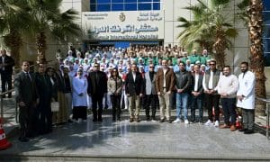 رئيس الوزراء يلتقط صورة مع طلاب مدرسة تمريض ملحقة بمستشفى الكرنك 2 رئيس الوزراء يلتقط صورة تذكارية ويطمئن على طلاب مدرسة تمريض ملحقة بمستشفى الكرنك