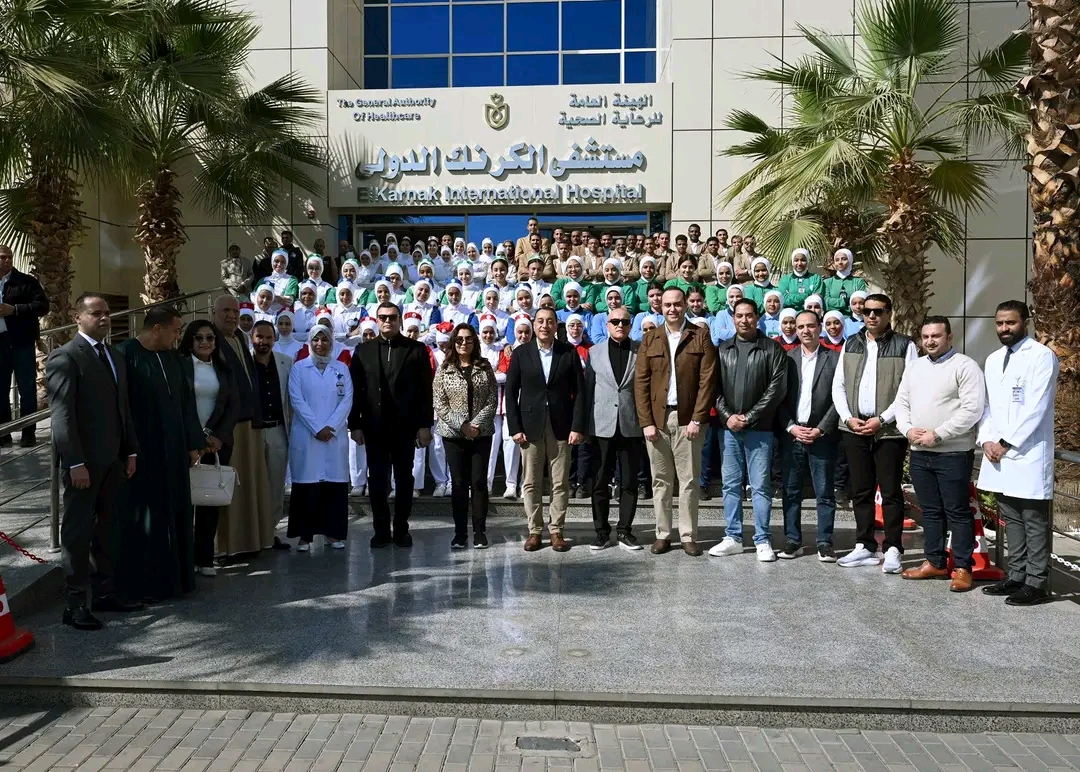 1767439408203 صرف رئيس الوزراء يلتقط صورة مع طلاب مدرسة تمريض ملحقة بمستشفى الكرنك موقع في الجامعة