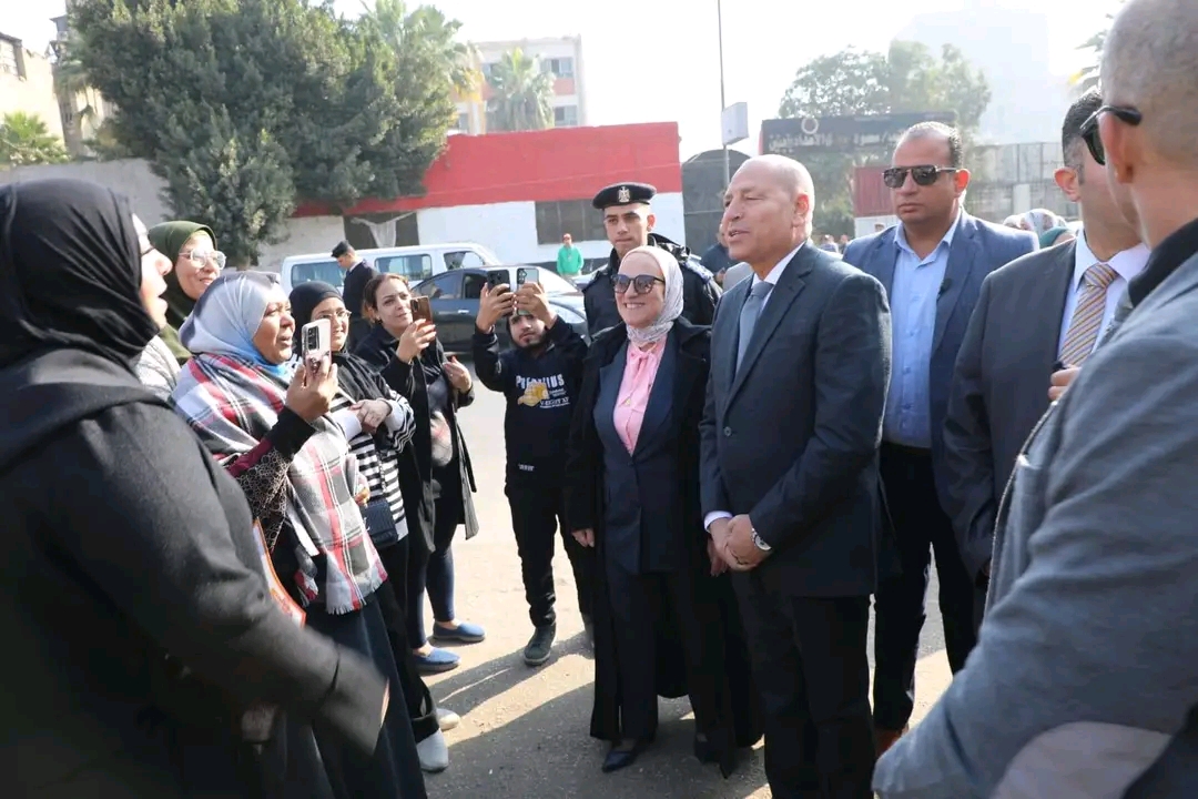 محافظ القاهرة مع أولياء الأمور أمام اللجان