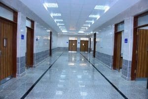 فريق طبي بجامعة سوهاج ينقذ شابًا من نزيف حاد بعد حادث طريق 3 مستشفيات جامعة سوهاج