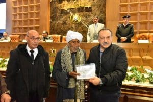 لم يفقد الأمل بعد 91 عامًا.. محافظ أسيوط يكرم مسنًا نجح في محو أميته 5 محافظ أسيوط يكرم مسنًا نجح في محو أميته