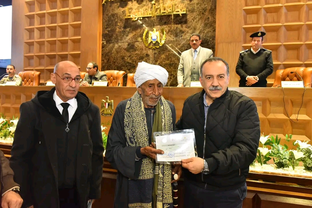 محافظ أسيوط يكرم مسنًا نجح في محو أميته