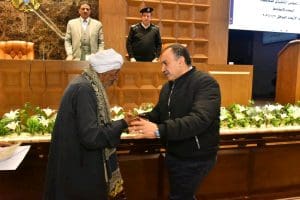 لم يفقد الأمل بعد 91 عامًا.. محافظ أسيوط يكرم مسنًا نجح في محو أميته 3 لم يفقد الأمل بعد 91 عامًا.. محافظ أسيوط يكرم مسنًا نجح في محو أميته